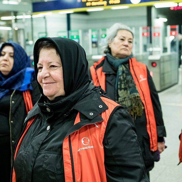 Latife Alpa och de andra kvinnorna kollar läget vid tunnelbanestationen i Fittja.