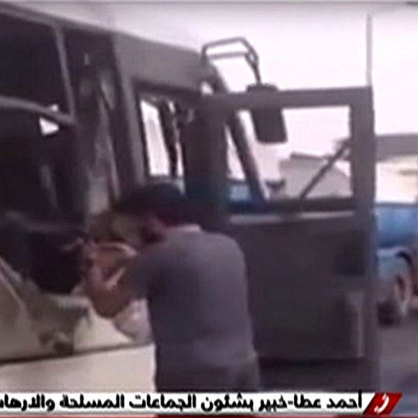 Bilder från egyptisk stats-tv visar en totalförstörd buss.