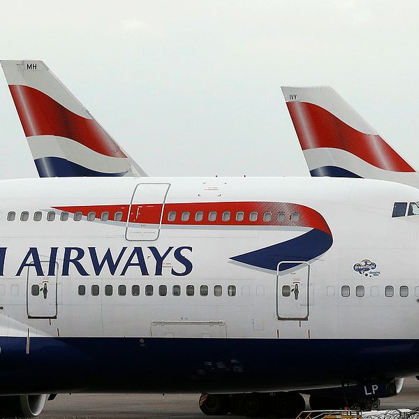 Två flygplan med British Airways logotyp står parkerade på flygplatsen i Heathrow.