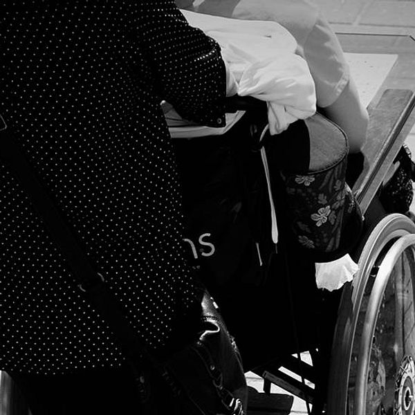 Personal skjutsar brukare i rullstol
