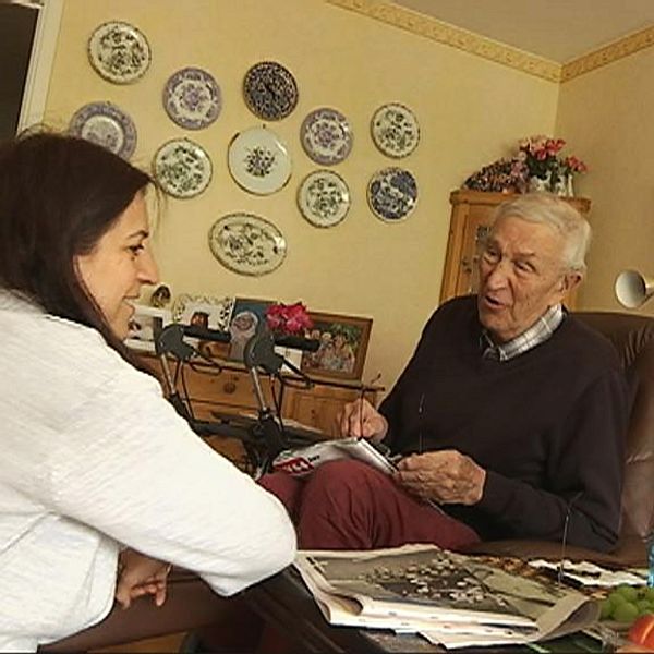 Soraya Abbasinezhad tillsammans med Åke som är en av hemtjänstens vårdtagare.