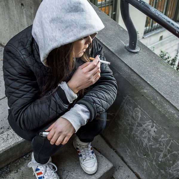 Arkivbild. Trenden att röka bland gymnasieungdomar minskar. Fler unga än vuxna är för ett totalförbud mot rökning i skolmiljön.