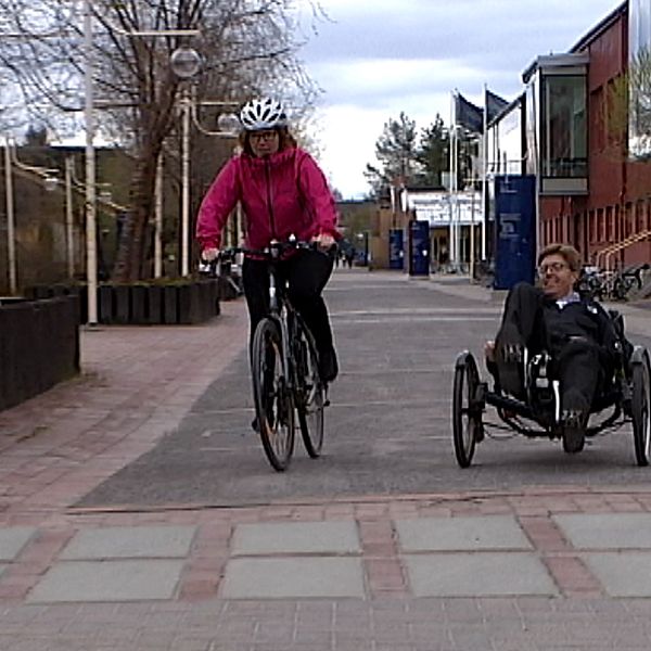 Två personer som cyklar.