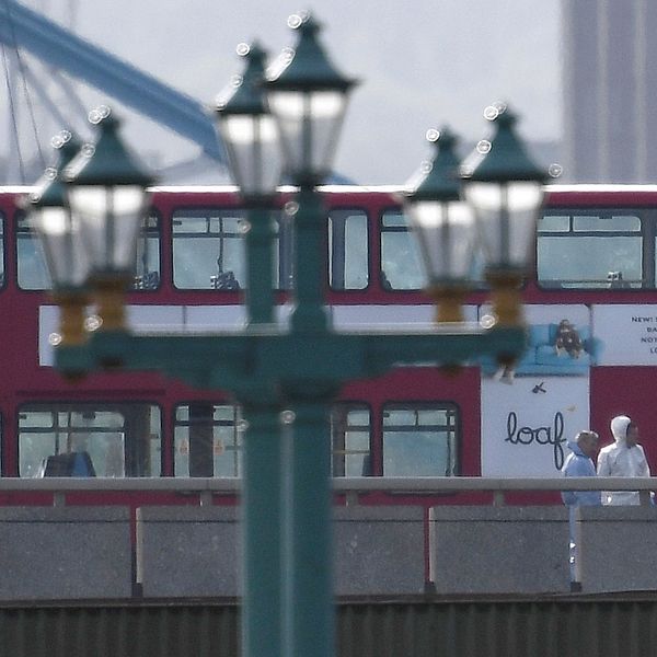Tekniker arbetar vid London Bridge efter dådet