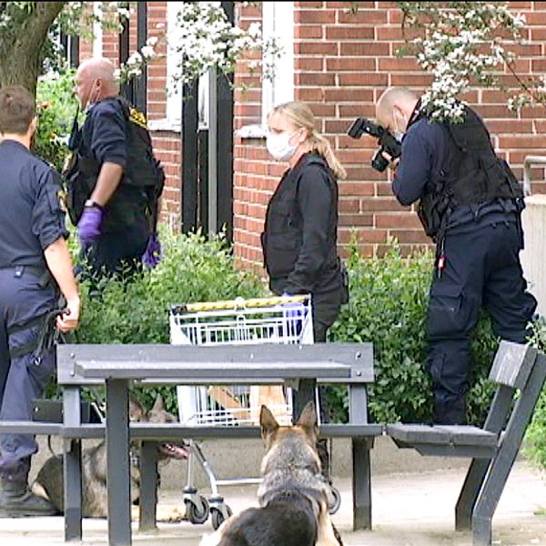 Polis letar spår vid mordplatsen på Drottninghög.