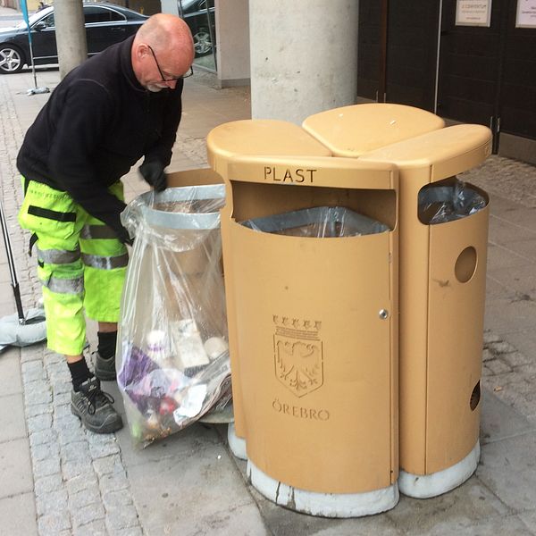 Källsorteringspapperskorg i Örebro töms.