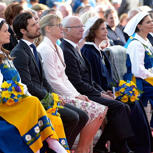Kungafamiljen sitter och tittar på scenen på Solliden under nationaldagsfirandet 2016.