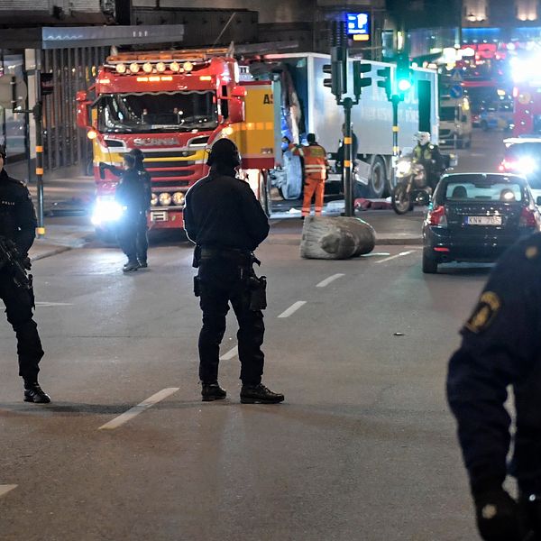 Brottsplatsen på drottninggatan är 1.100 meter och tusentals tips har kommit till polisen.