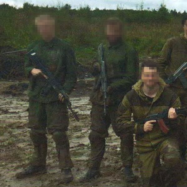 De två männen till vänster är de bombåtalade under en militärträning hos en rysk paramilitär organisation.