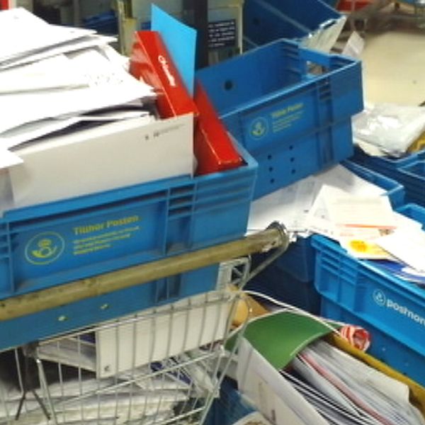 Överfulla postlådor på Årsta postkontor
