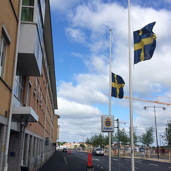 Flaggor på halv stång vid polisstationen i Karlskrona där mannen också arbetat.