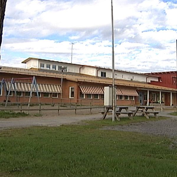 Exteriörbild på Orrvikens skola med öde skolgård i förgrunden.