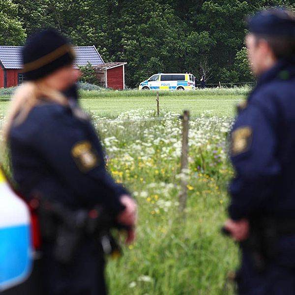 Poliser vid gården utanför Mantorp där ett äldre par misstänks ha mördats.