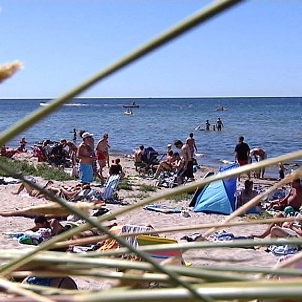 Badstrand med människor i Östergötland