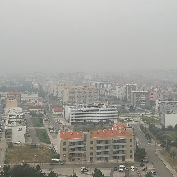 Rök drar in över Coimbra