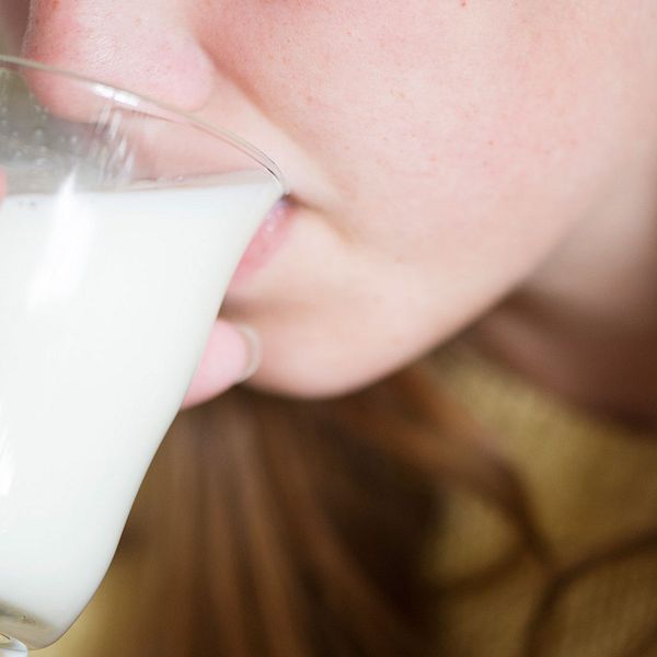 En kvinna dricker ett glas mjölk