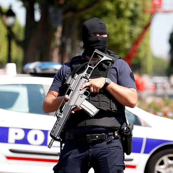 Poliser på plats vid vid Champs-Élysées.