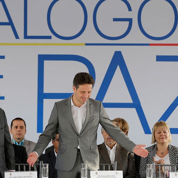 Fredsförhandlingar Colombia-ELN pågår. Här Ecuadors utrikesminister Guillaume Long (mitten) som välkomnar ELN:s representant Pablo Beltrán (höger) och den colombianska regeringens representant Juan Camilo Restrepo (vänster) när de formella samtalen inleddes i Quito, Ecuador, i februari