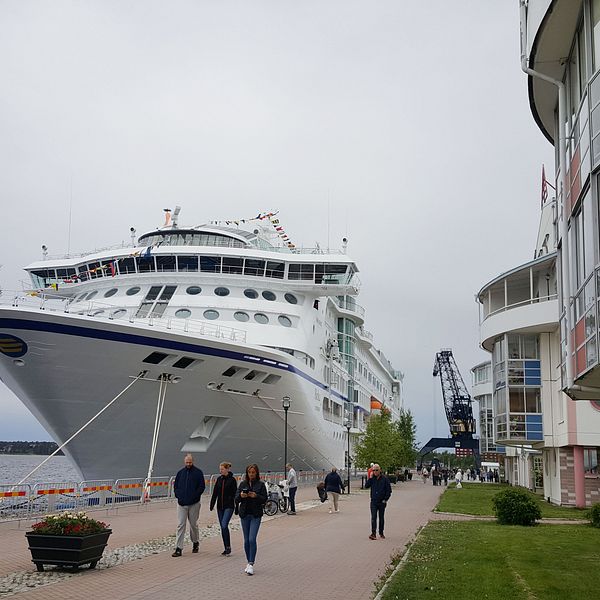 Kryssningsfartyget Birka Stockholm vis södra hamn i Luleå