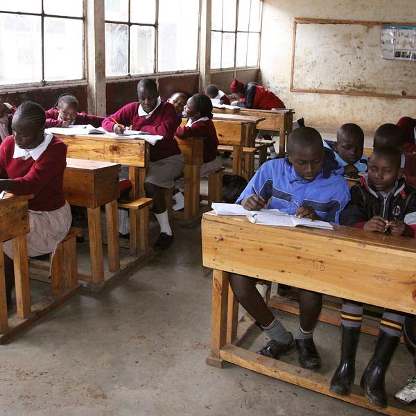 En grupp skolbarn pluggar i Nairobi, Kenya. Enligt UNICEF missar en av tio flickor skolan på grund av att de har mens – eftersom de inte har tillgång till bindor.