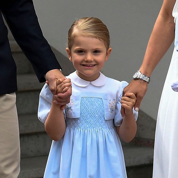Prinsessan Estelle tillsammans med sina föräldrar och sin lillebror på Victoriadagen 2016.