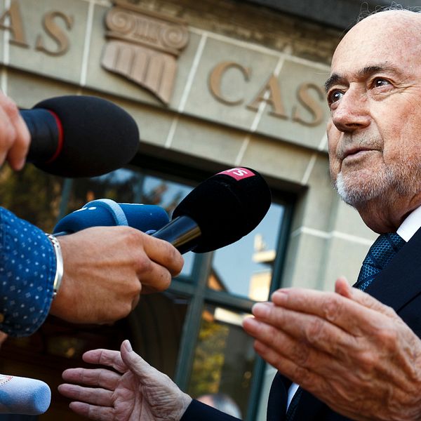 Sepp Blatter ångrar att han inte slutade som Fifa-ordförande tidigare.