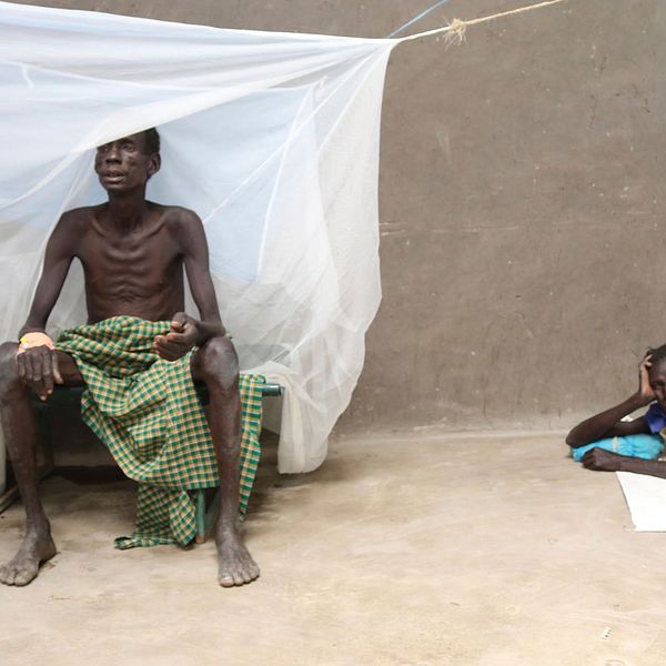 Machar Weituor och hans fru Nyibol Maluok på en koleraklinik i Pieri, Sydsudan.