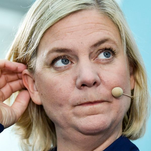 Finansminister Magdalena Andersson (S) blir intervjuad i Almedalen.