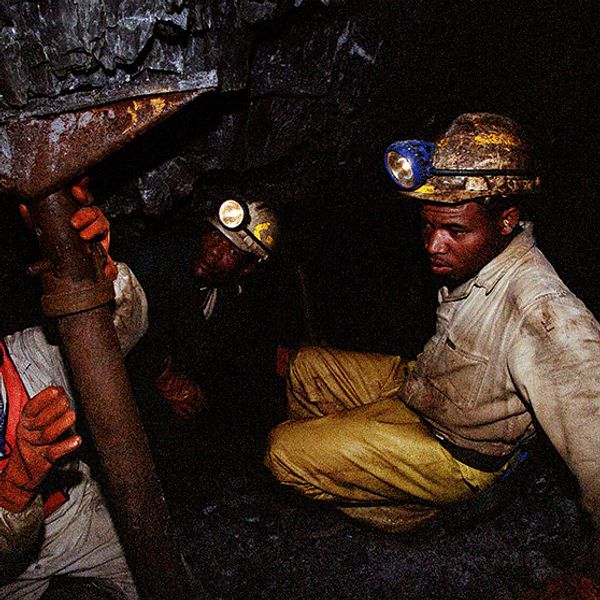 Arkivbild Sydafrikas guldgruvor lamslagna av storstrejk.