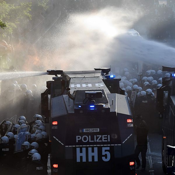 Polisen sprutar vatten på demonstranterna.