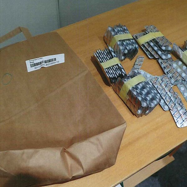 I husransakan i en av de åtalades lägenheter fann polisen stora mängder narkotikaklassade tabletter.