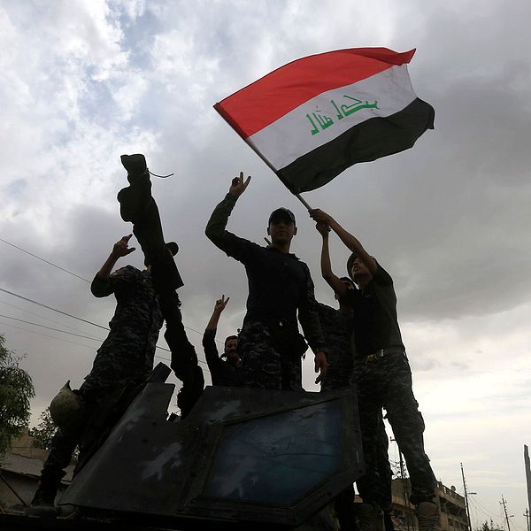 Irakiska soldater firar i Mosul.