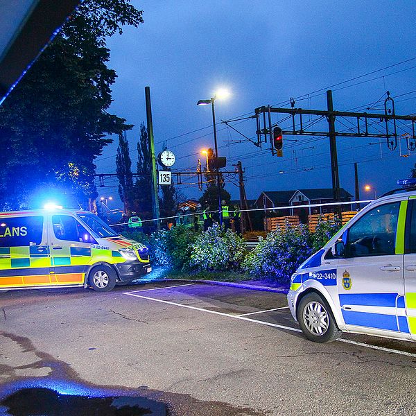 Ambulans och polis vid tågstationen i Arvika.