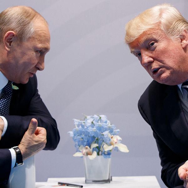 Till vänster Rysslands president Vladimir Putin. Till höger USA:s president Donald Trump.