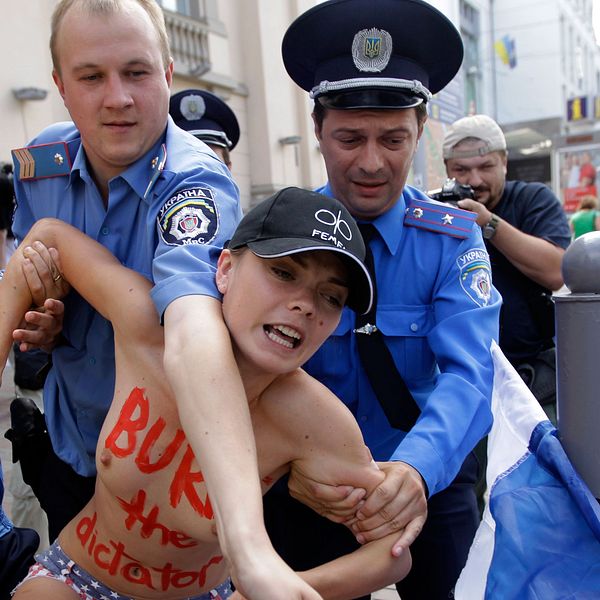 Ukrainsk polis griper en Femenaktivist som protesterar mot den ryska presidenten Vladimir Putin.