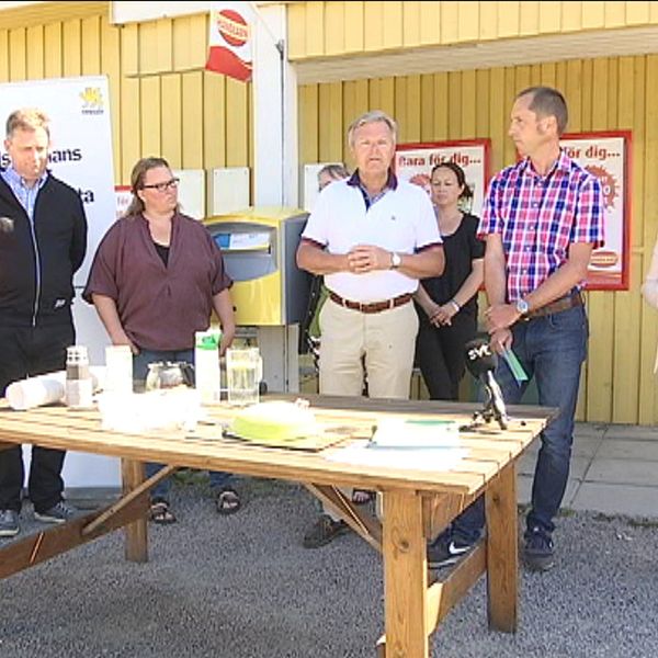 Kommunalrådet Erik Pelling (S) (andra fr höger) presenterar tillsammans med bygdebolagets i Oxsätras ordförande Thord Hägg kommunens nya landsbygdsprogram på måndagen.