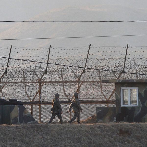 Sydkorenska soldater vid gränsen mot Nordkorea.