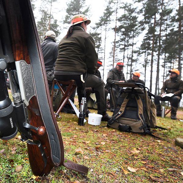 Jaktlag samlas inför jakt.