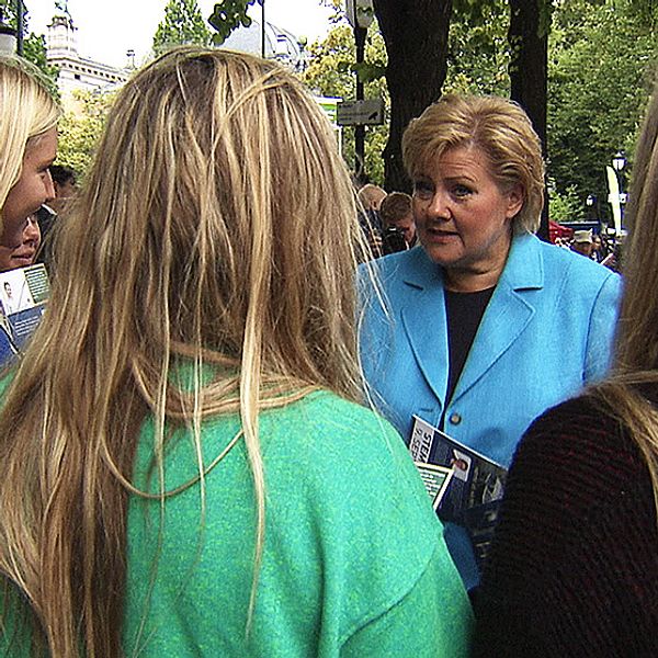 Høyres Erna Solberg pratar med väljare i Oslo under valrörelsens slutspurt.