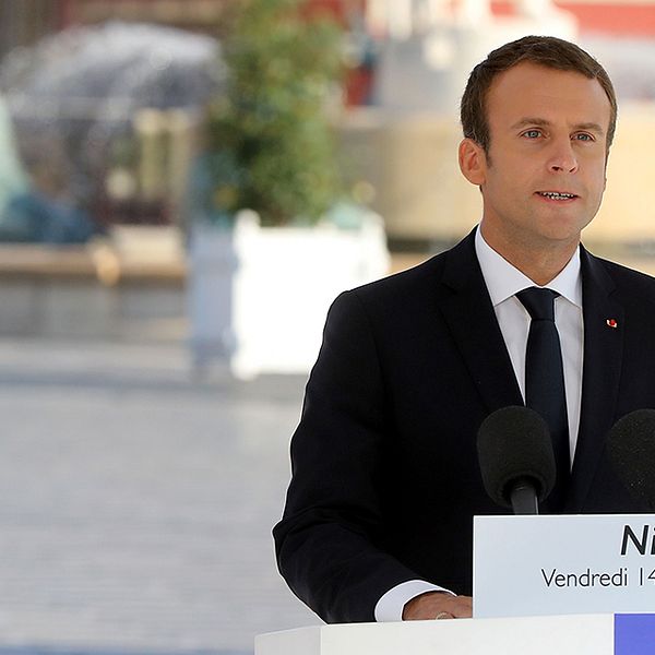 Emmanuel Macron håller tal i Nice.