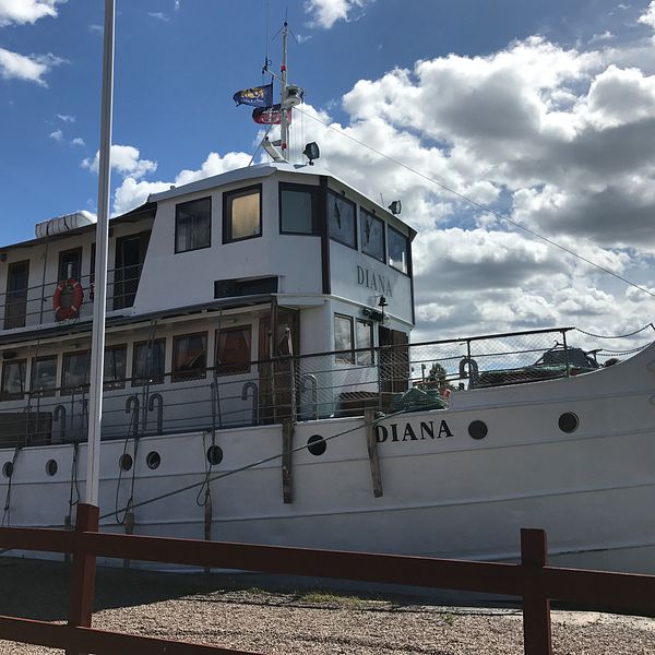 Vit klassisk kanalbåt M/S Diana vid kaj i Norsholm.