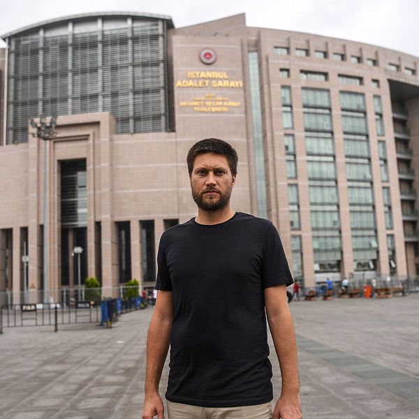 Amnestys företrädare utanför domstolen i Istanbul. En svensk sitter häktad.