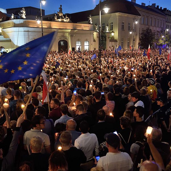 Demonstranter mot den nya rättsreformerna utanför det polska presidentpalatset under tisdagen.