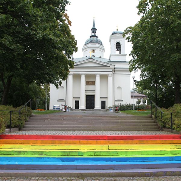 När domkyrkan i Härnösand skulle öppnas september 2013 var trappan målad i regnbågens färger, en välkänd symbol för HBTQ-rörelsen.