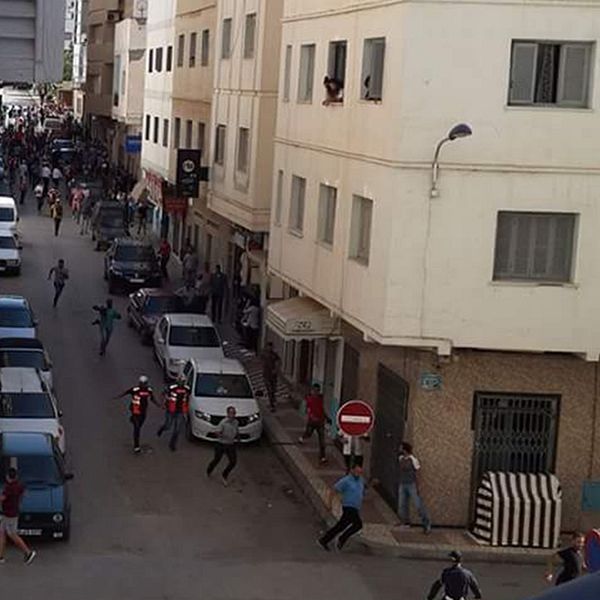 Polisen har omringat demonstranterna i staden Al Hoceima, enligt flera källor till SVT.