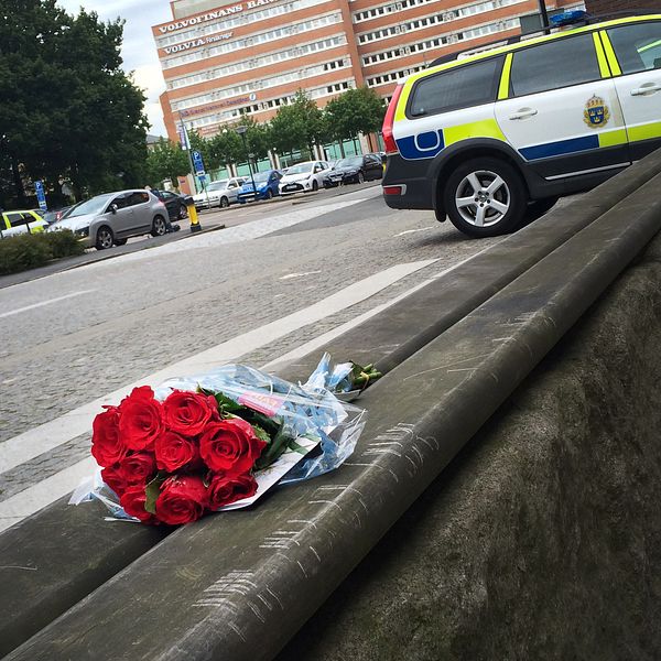Blommor utanför polishuset.