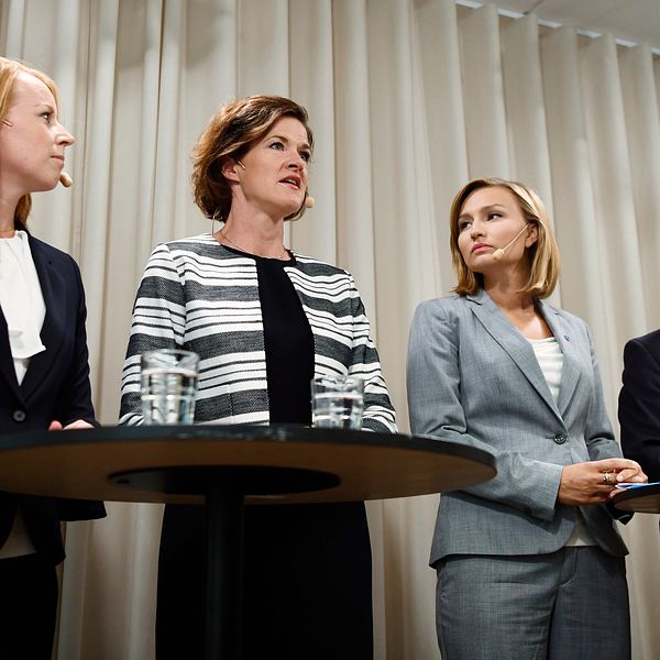 Annie Lööf (C), Anna Kinberg Batra (M), Ebba Busch Thor (KD) och Jan Björklund (FP) kom på onsdagsmorgonen med beskedet om att de fattat beslut om misstroendeförklaring mot tre ministrar.