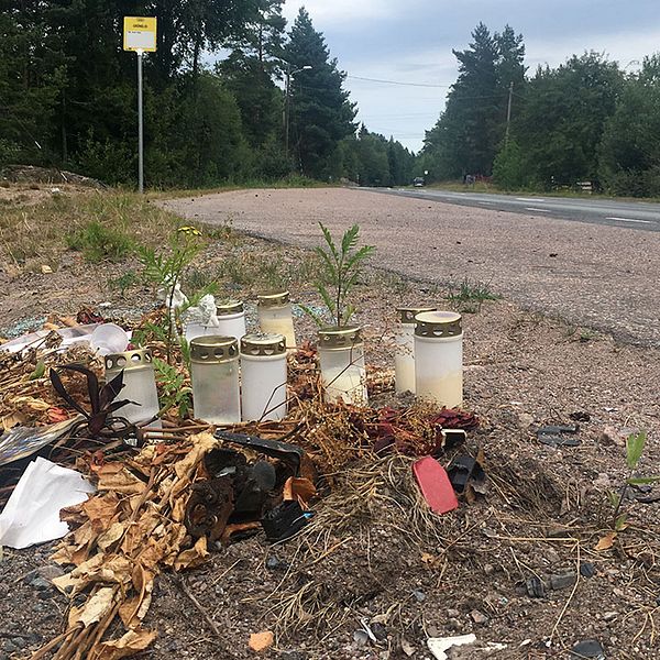 På olycksplatsen utanför Skrika ligger fortfarande ljus och blommor kvar från anhöriga och vänner till de omkomna.