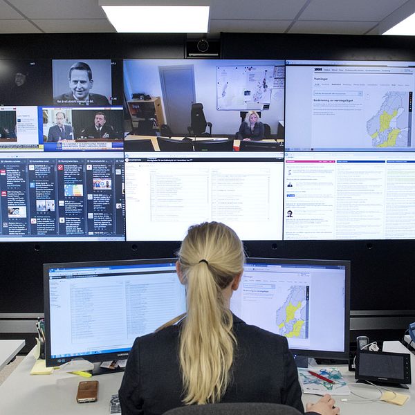 En kvinna övervakar skärmar på MSB, myndigheten för samhällsskydd och beredskap, på kontoret i centrala Stockholm.