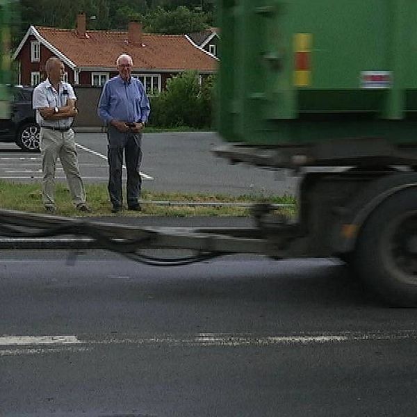 Conny Andersson och lastbil som kör genom Tenhult